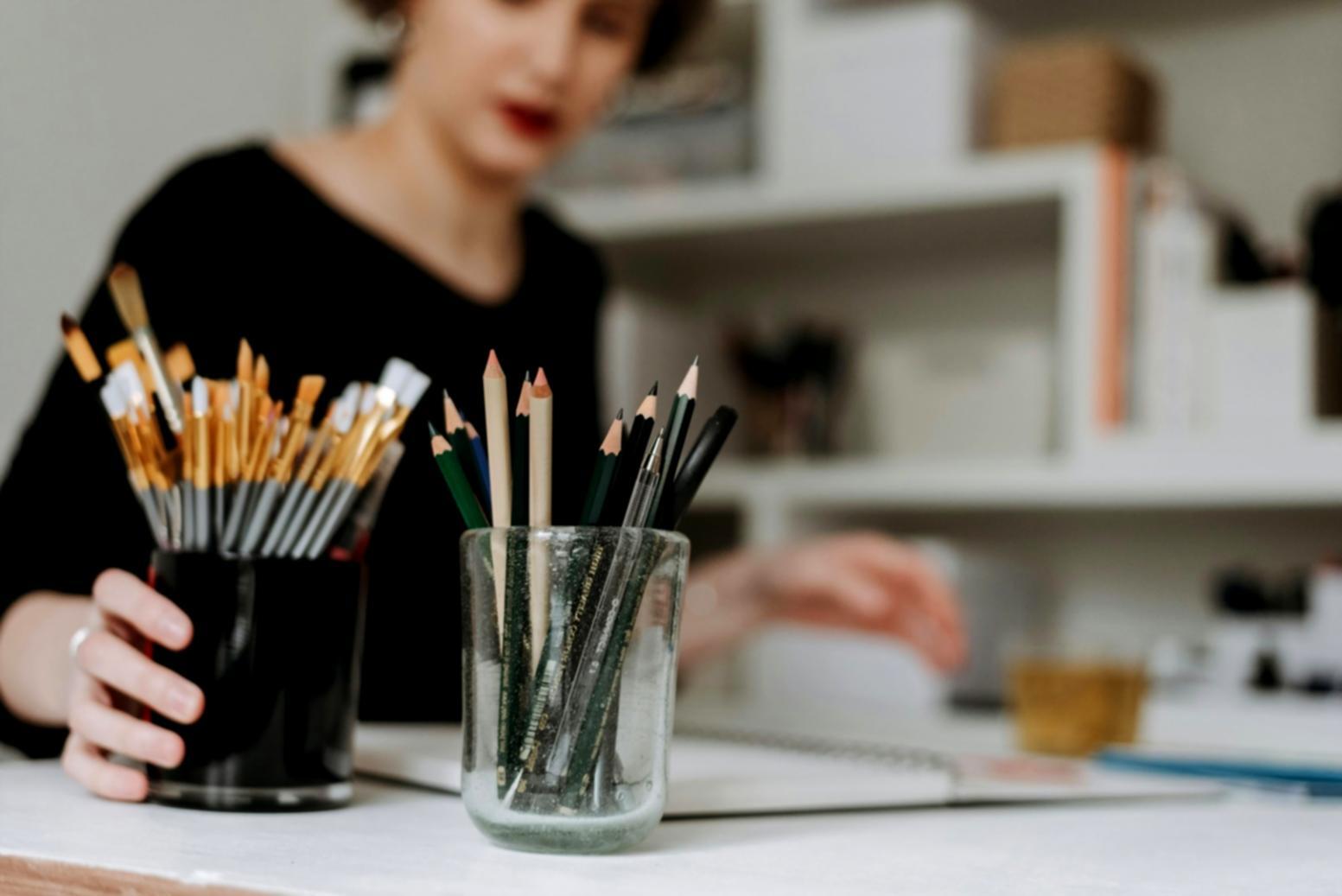 Studenti che scoprono le prime tecniche di disegno in un ambiente accogliente e creativo