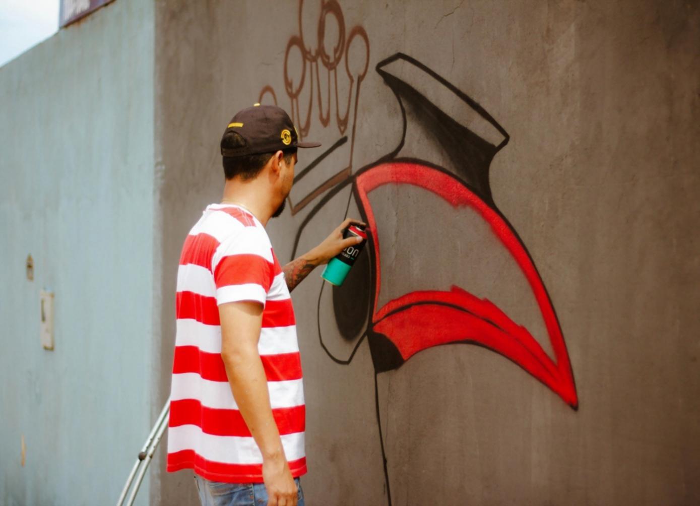 Studente che impara le basi del disegno con matita