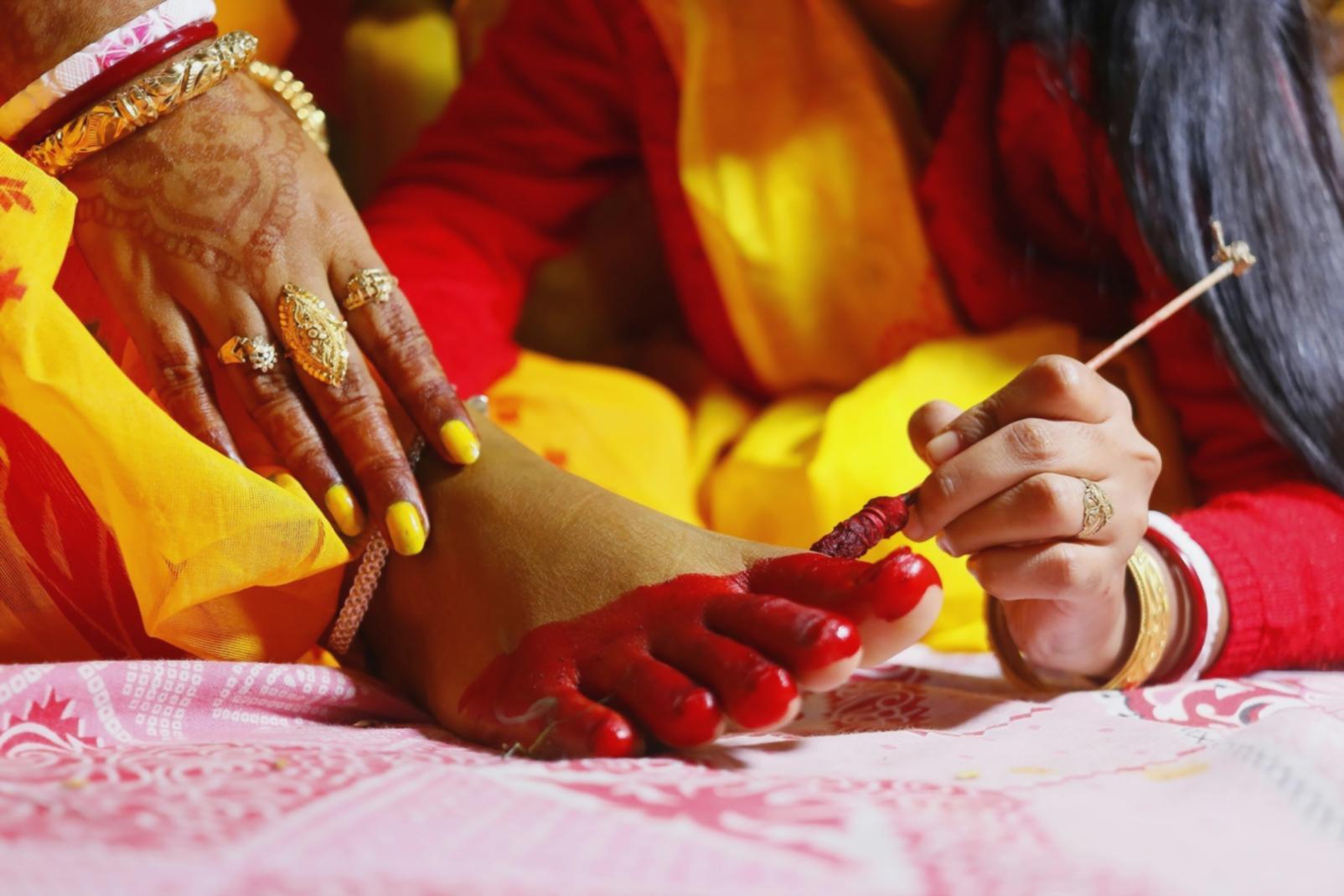 Ambiente di apprendimento accogliente con materiali artistici e lavori degli studenti
